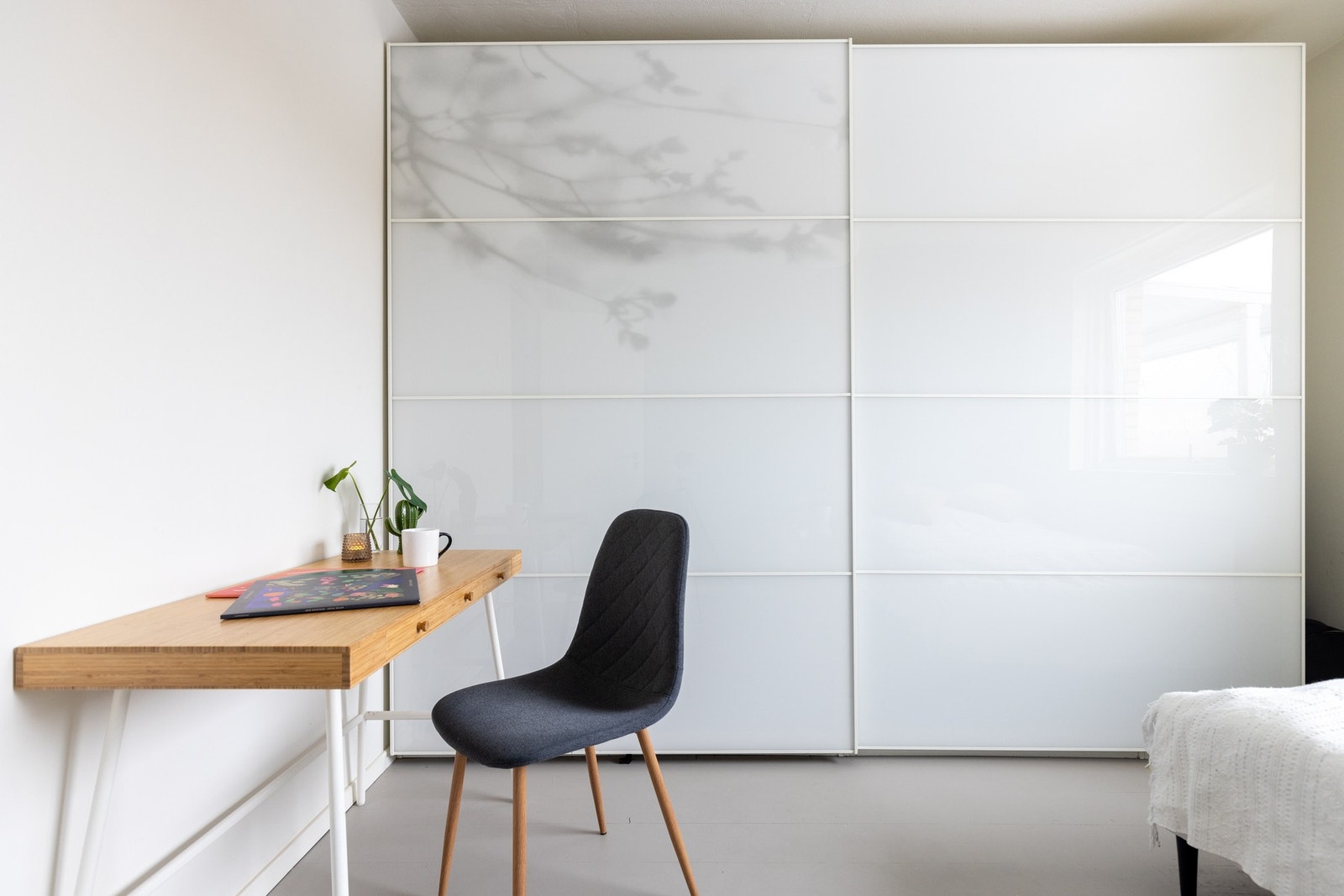 Her har du plass til seng eller skrivebord, samt garderobeskap. Galleribilde
