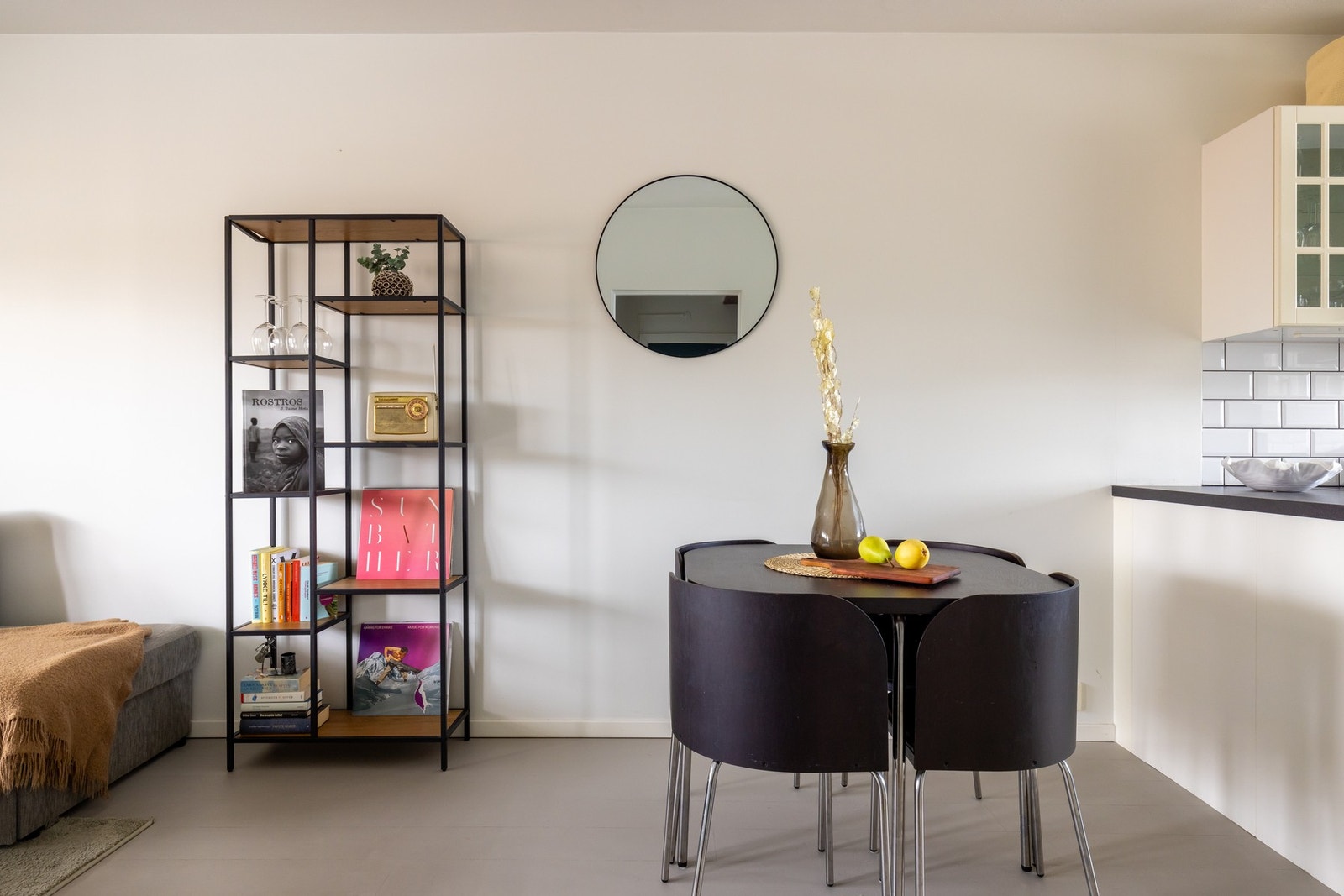 Videre i stuen har du plass til et hyggelig spisebord hvor du kan invitere over venner og familie til middag. Galleribilde