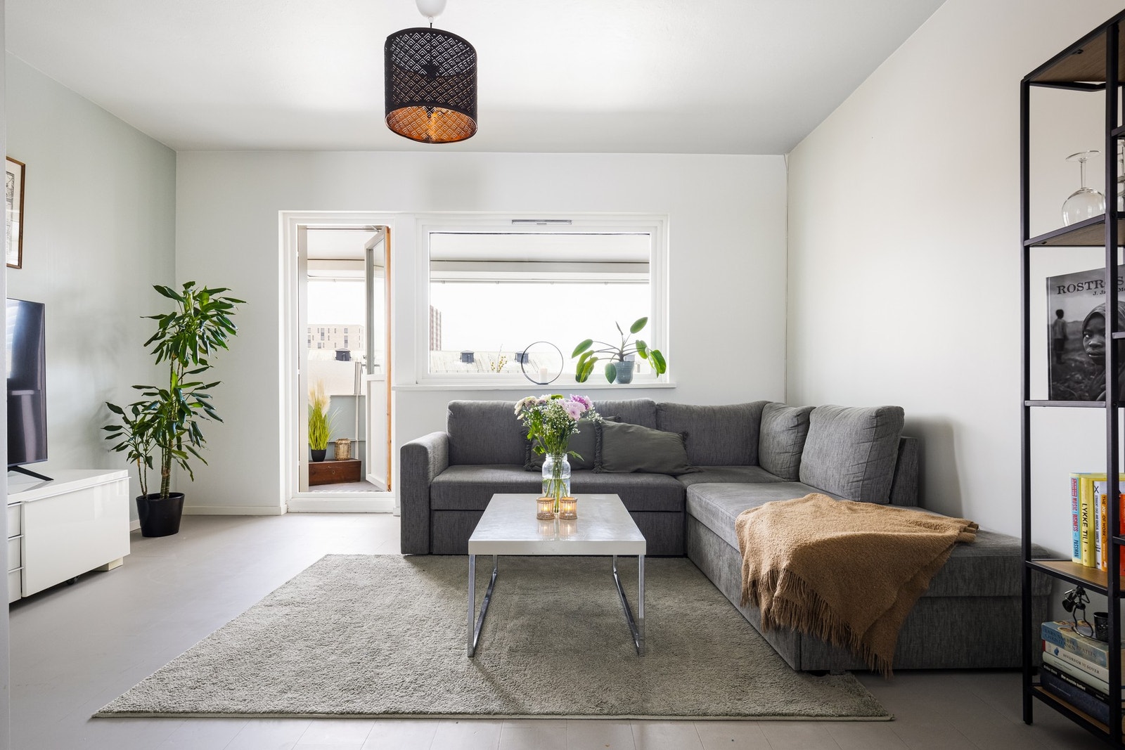 I stuen blir du møtt av store vindusflater som slipper inn rikelig med lys. Galleribilde