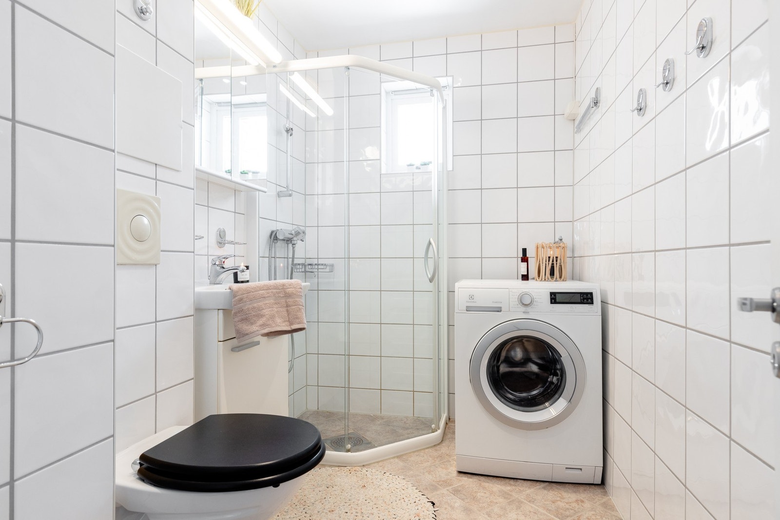Lyst og flislagt bad med vannbåren gulvvarme. Badet ble pusset opp i regi av borettslaget i 2004. Galleribilde