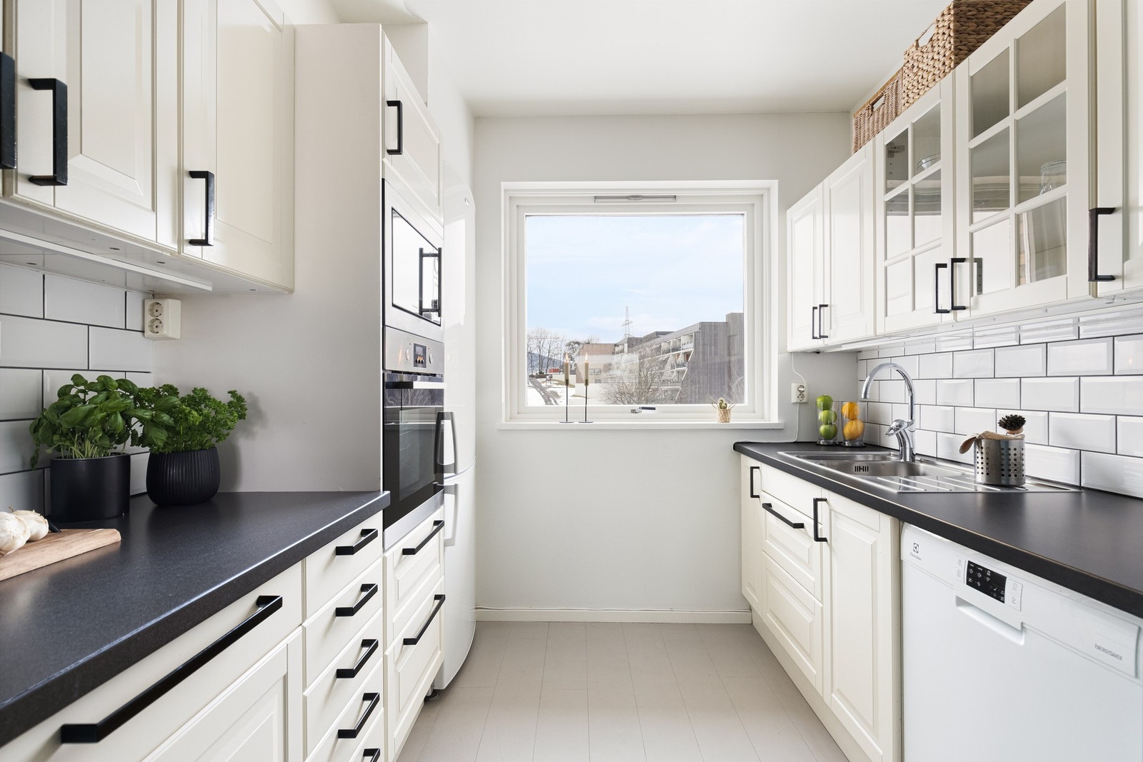Kjøkkeninnredningen har profilerte fronter, samt laminat benkeplate med nedfelt oppvaskkum og nedfelt koketopp. Galleribilde