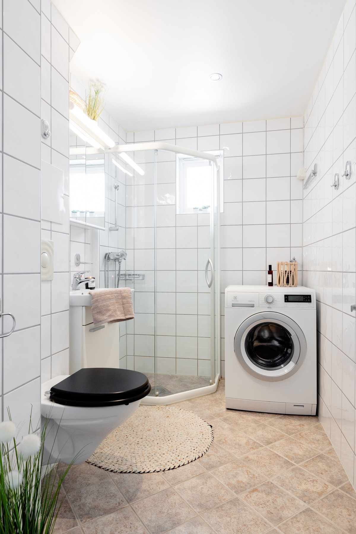 Det er opplegg for vaskemaskin på badet. Galleribilde