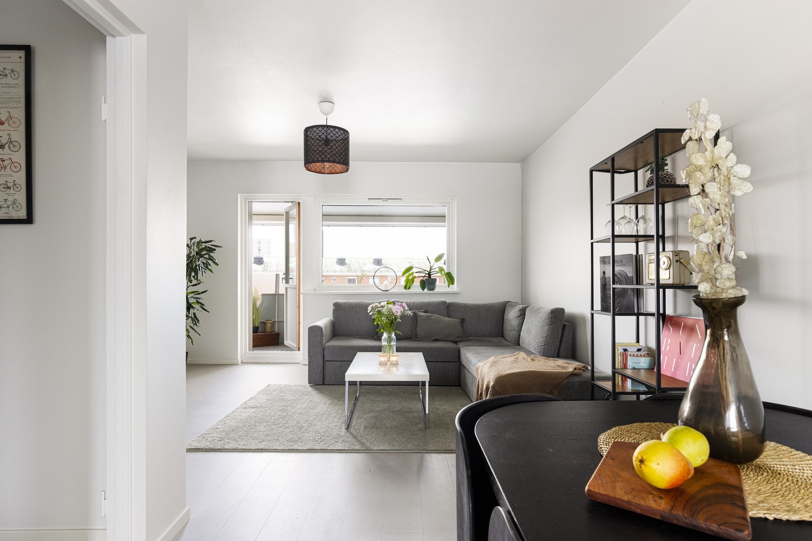 Leiligheten er gjennomgående - noe som gir rikelig med lysinnslipp fra to sider. Galleribilde