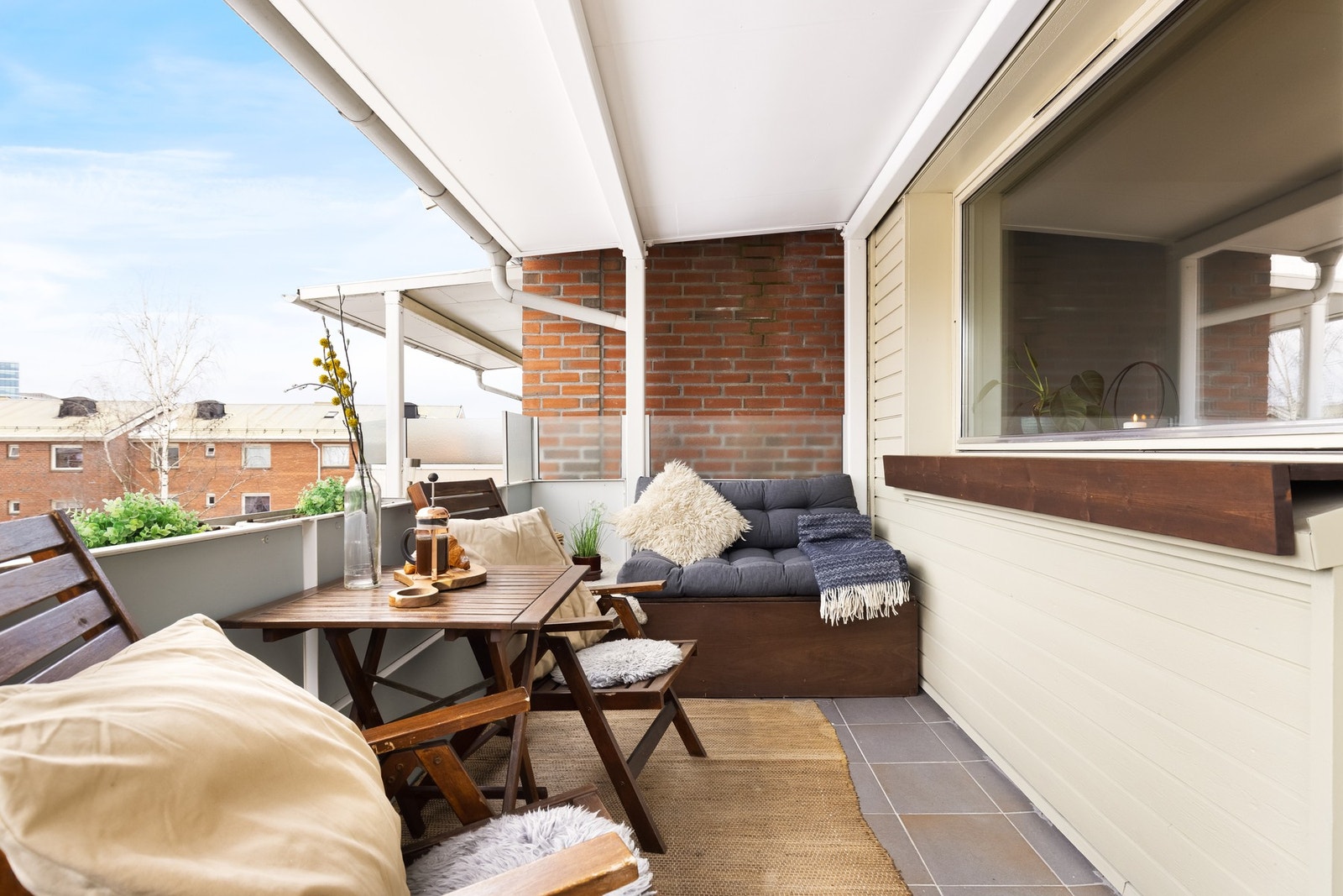 Balkongen ligger sydvendt til og har meget gode solforhold. På balkongen har du plass til utemøblement, grill, samt beplanting. Galleribilde
