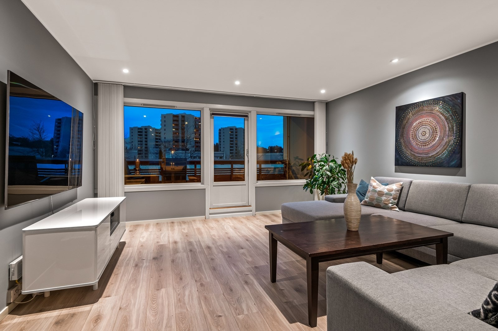 Stuen strekker seg over 20 m² og er i tilknytning til en balkong på 6 m². Galleribilde