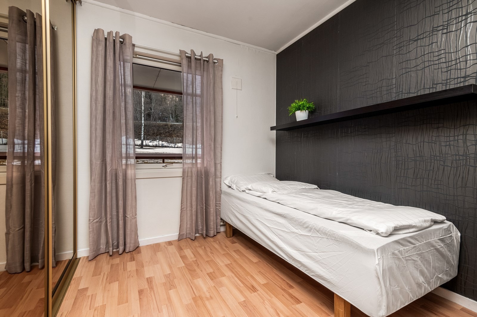 Soverom 2 på 9 m² er vendt mot vest og er i dag benyttet som gjesterom. Galleribilde