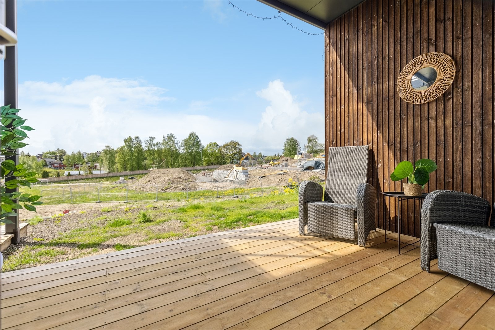 Fra stuen er det utgang til overbygget terrasse som vender mot sørvest. Galleribilde