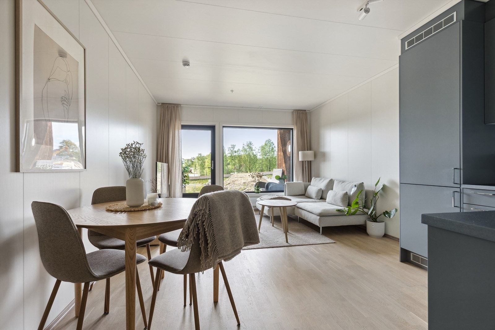 I tilknytning til kjøkkenet er det avsatt plass til spisebord. Galleribilde