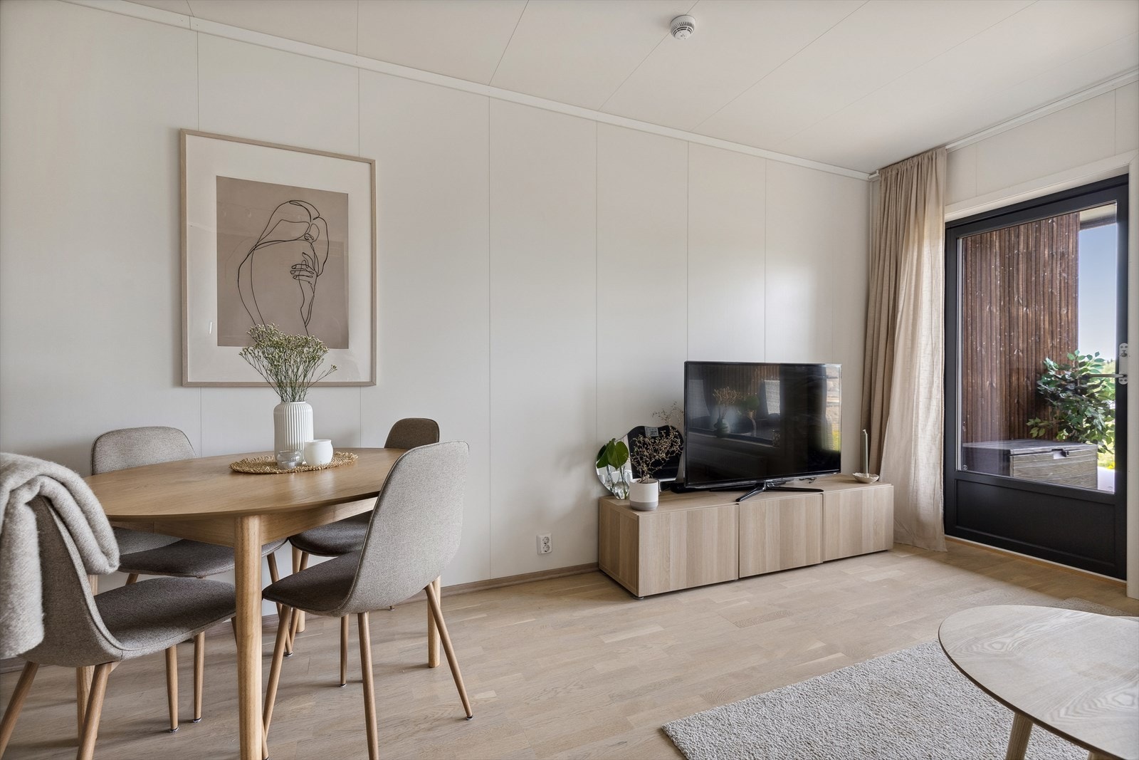 Lys og luftig stue i åpen løsning med kjøkkenet. Galleribilde