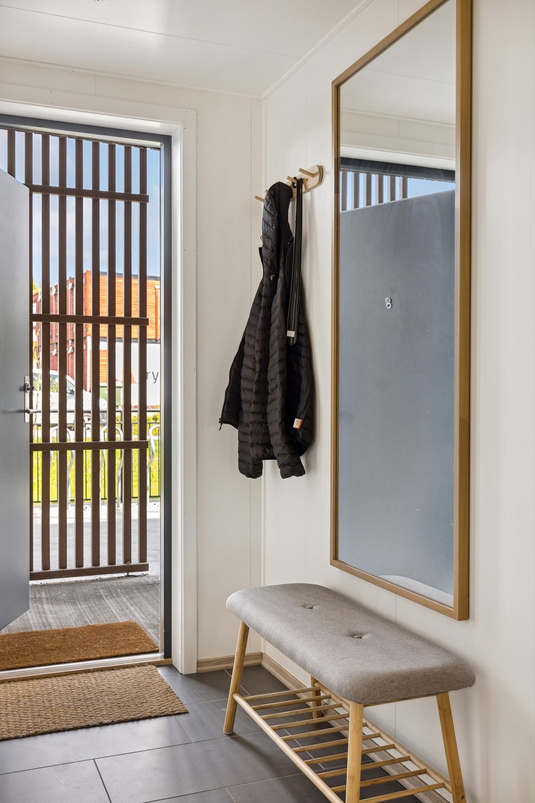 Her er det plass til å kunne henge fra seg ytterjakka og sette fra seg skoene. Galleribilde
