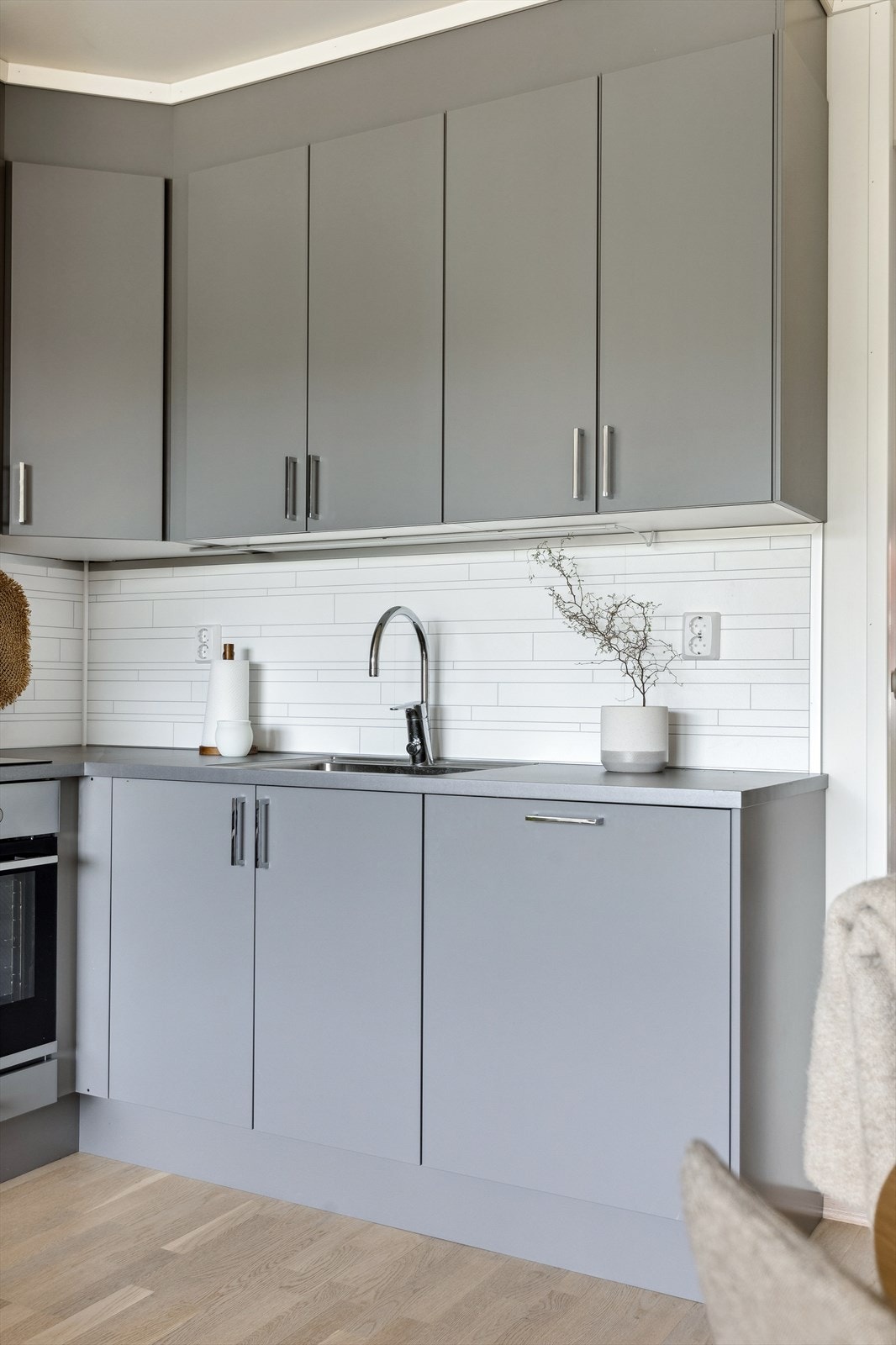 Benkerygg med kitchenboard. Galleribilde