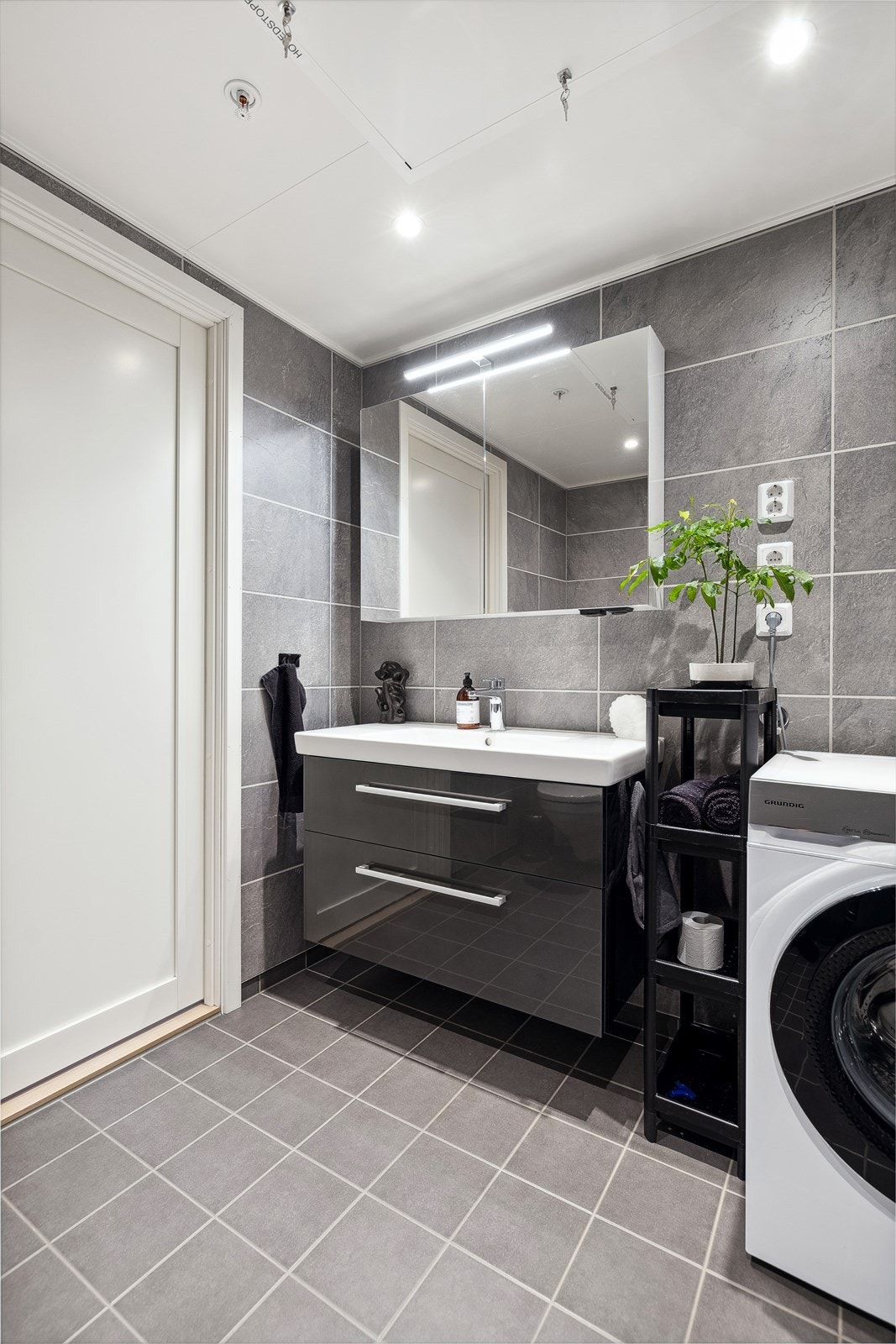 For øvrig er badet utstyrt med vegghengt toalett, dusjhjørne og opplegg til vaskemaskin. Galleribilde