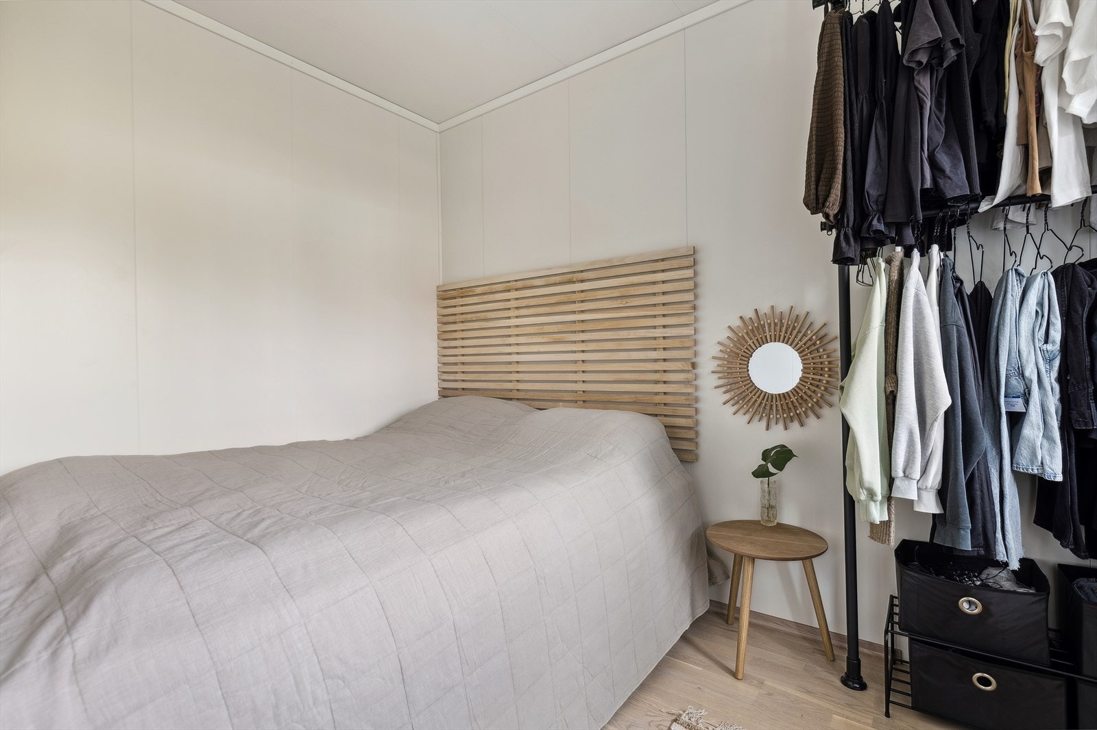 Soverommet har fin størrelse med plass til dobbeltseng, nattbord og garderobeskap. Galleribilde