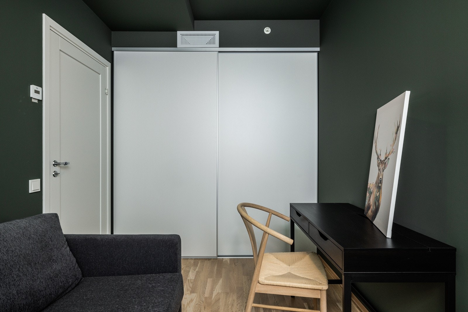Har du kun behov for ett soverom kan det andre kanskje benyttes til kontor eller hobbyrom? Galleribilde