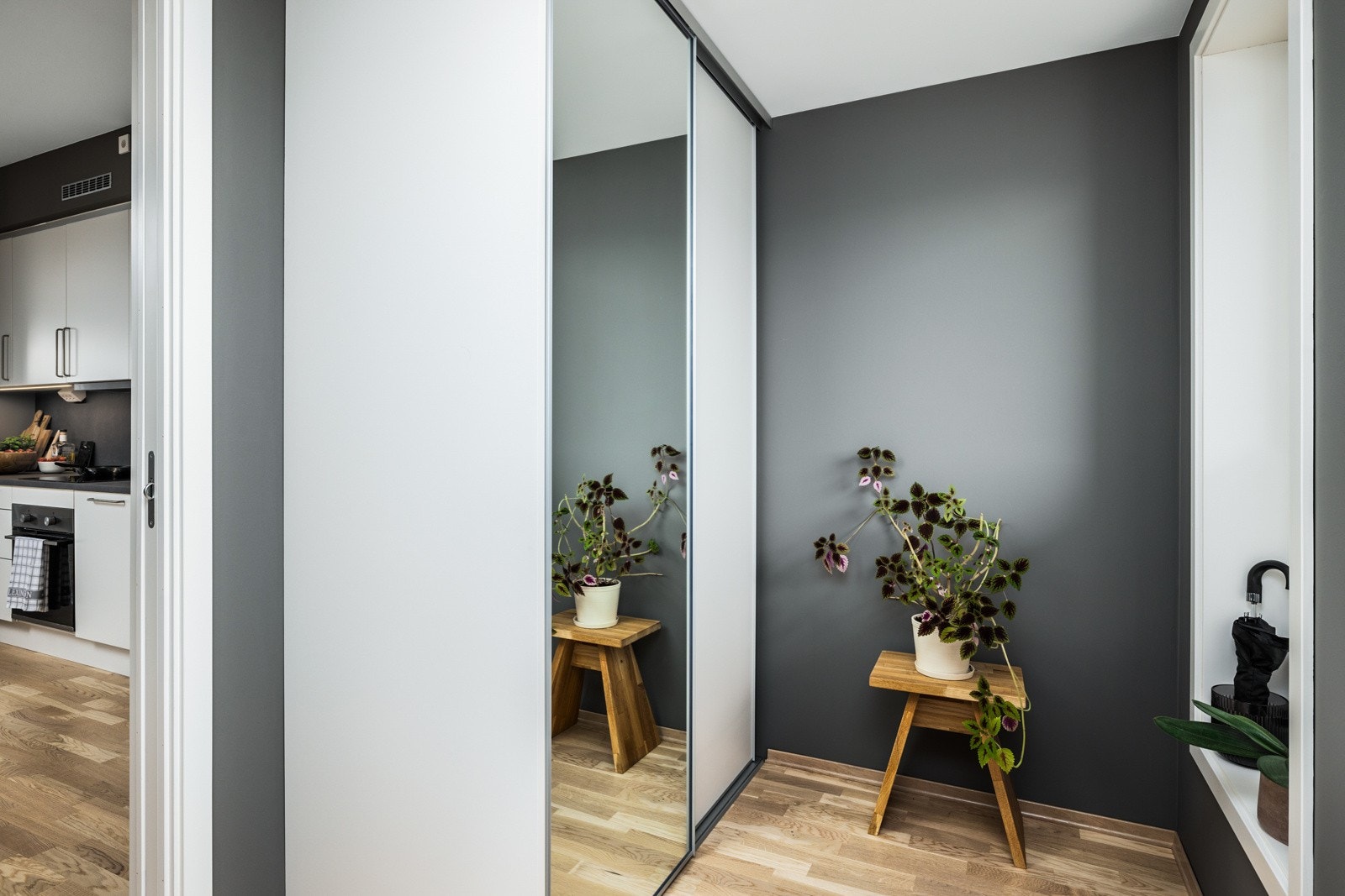 Du kommer inn i en lys og innbydende entrè med garderobeløsning. Galleribilde