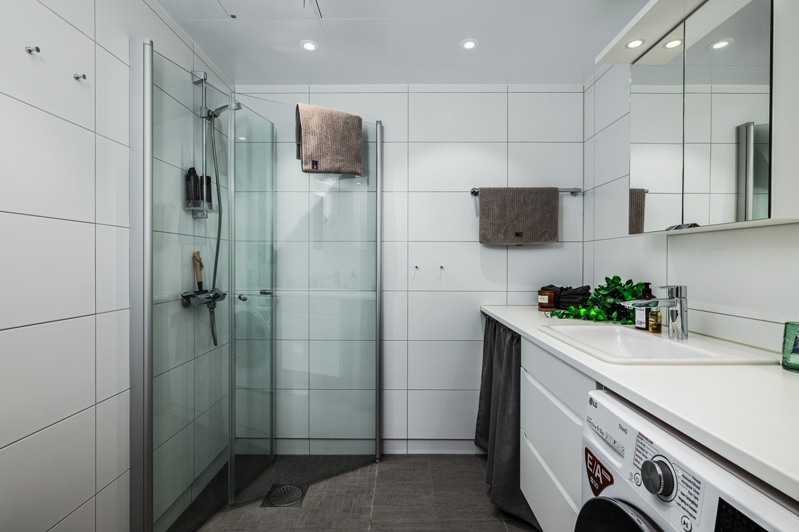 Badet er stilrent og er innredet med dusjhjørne, toalett, servantinnredning. Galleribilde