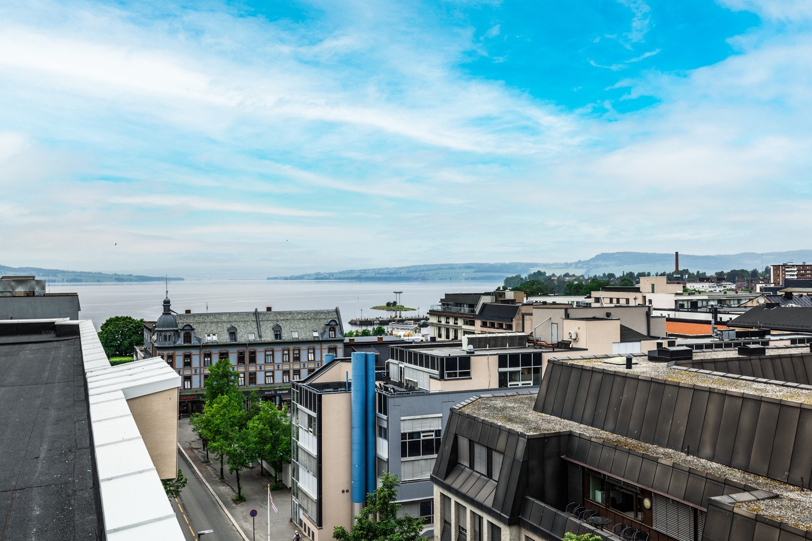 Fra takterrassen er det flott utsikt utover byen og Mjøsa! Galleribilde
