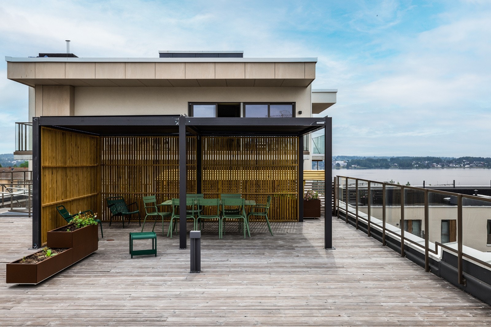 Felles takterrasse som kan benyttes på fine sommerdager. Galleribilde