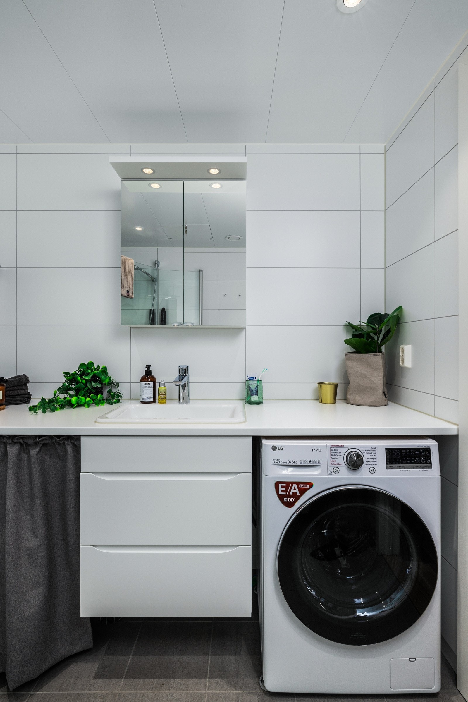 Det er opplegg for vaskemaskin på badet og vaskemaskinen er praktisk plassert i innredningen. Galleribilde