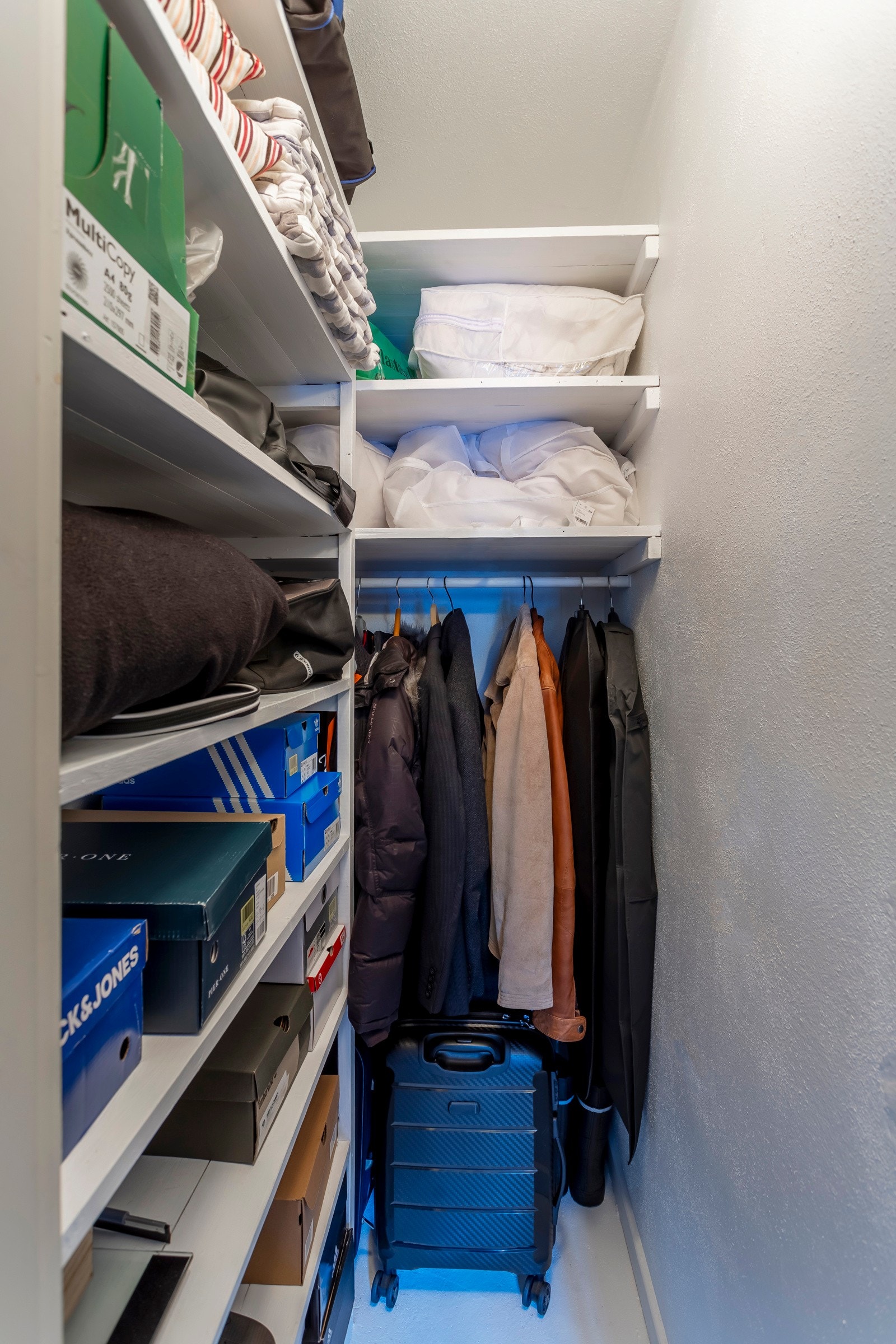 Praktisk walk-in closet Galleribilde