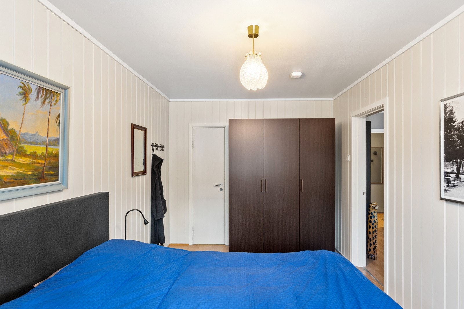 Walk-in closet på soverommet Galleribilde