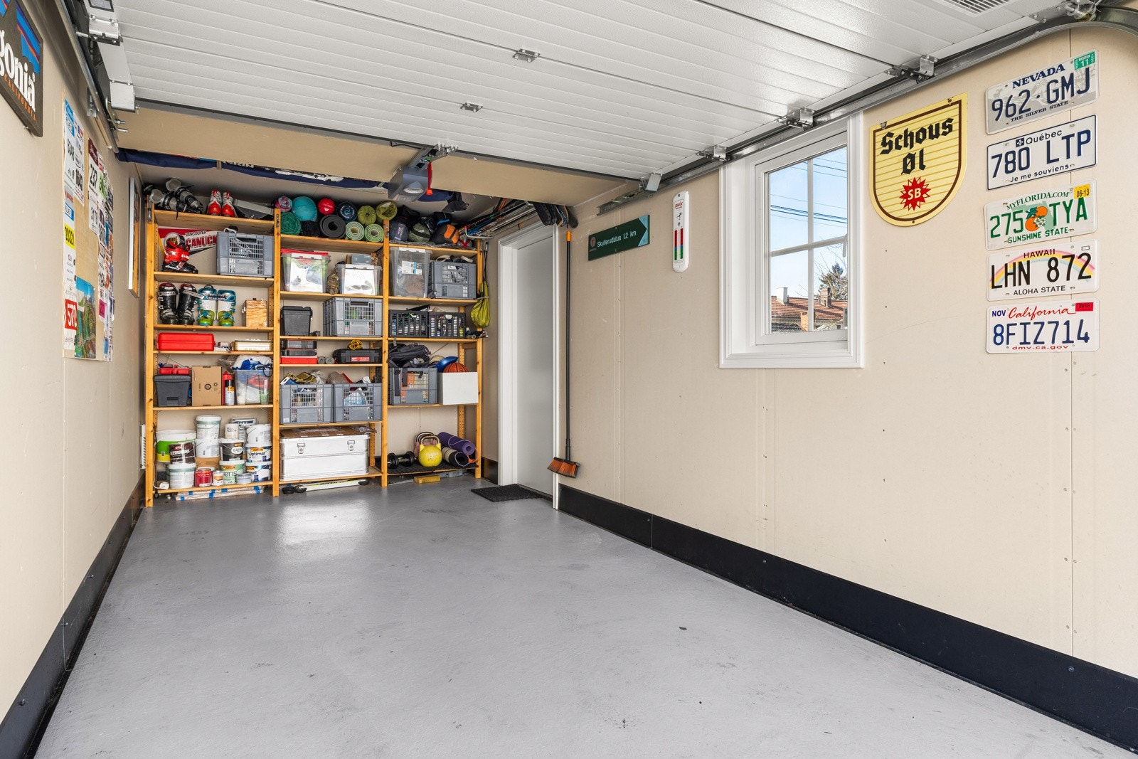 Isolert garasje på ca. 15 m² integrert i boligen. Motorisert port samt ytterdør i bakkant av garasje. Vinduet vender mot nord. Galleribilde