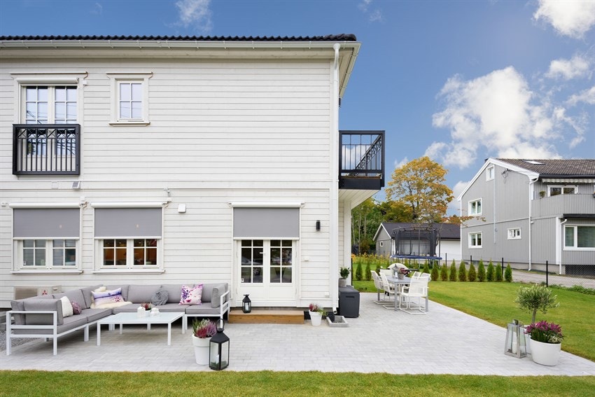 Sommerbilde fra boligen sist ble solgt i 2017 (siden da er det bl.a. plantet hekk, prydtrær, satt opp levegg m.m.) Galleribilde