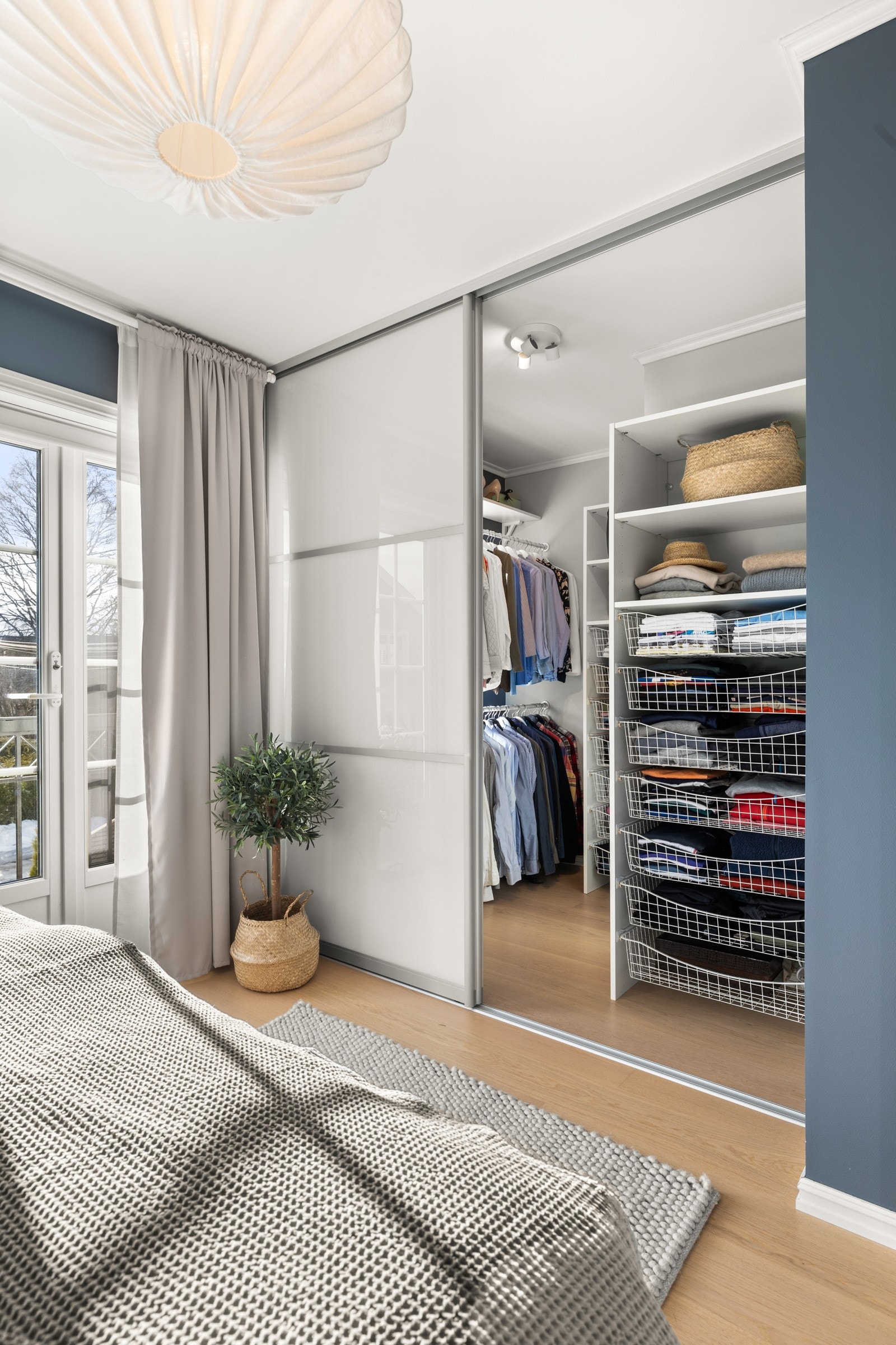 Romslig "walk-in" garderobe med skyvedører. Galleribilde