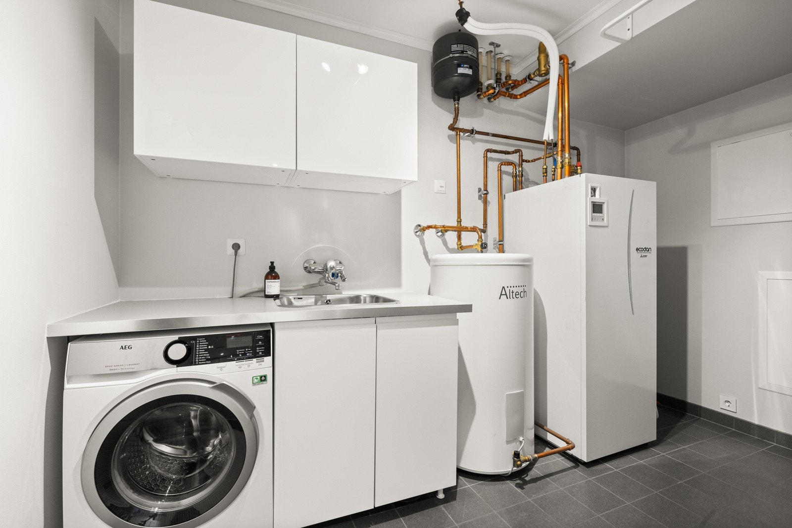 Teknisk-/vaskerom i kjeller. Boligen har kvaliteter som vannbåren gulvvarme, balansert ventilasjon og moderne elektrisk anlegg. Galleribilde