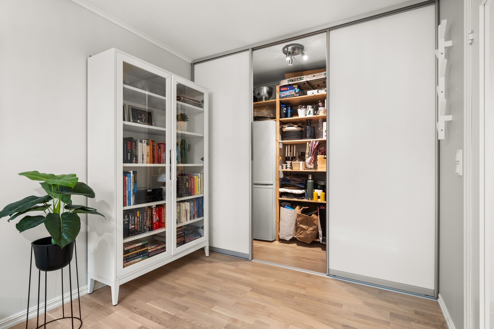 Praktisk skyvedørsgarderobe i kjellerstue (rommet er byggemeldt som bod - ikke godkjent til varig opphold) Galleribilde