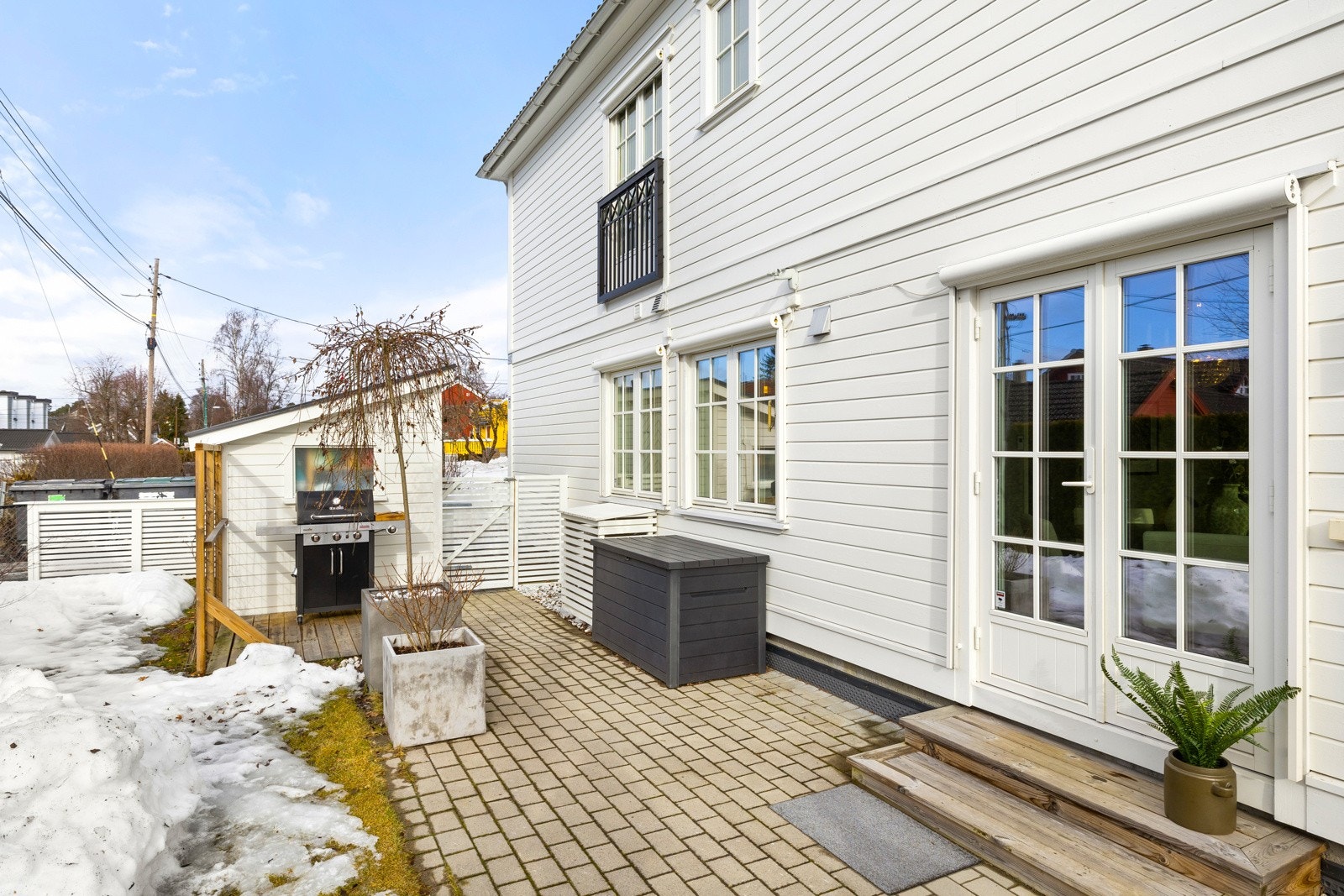 Uteområde med steinbelagt markterrasse og treplatting på til sammen ca. 45 m². Galleribilde
