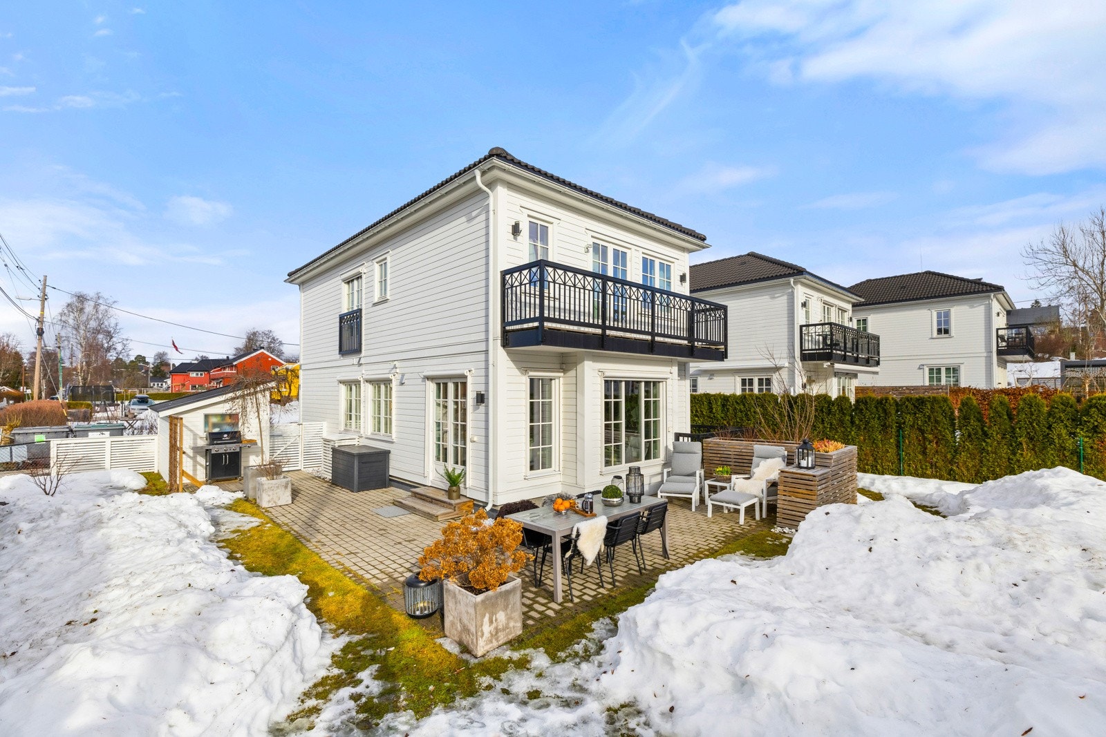 Boligen er fra 2015 og ble bygget med god standard av den anerkjente eiendomsutvikleren Opsahl Bolig (www.opsahlgruppen.no/bolig/) Galleribilde