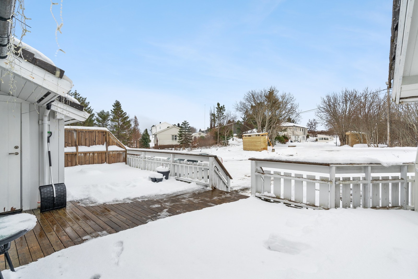 Altan god plass til sittegruppe, grill m.m. Galleribilde