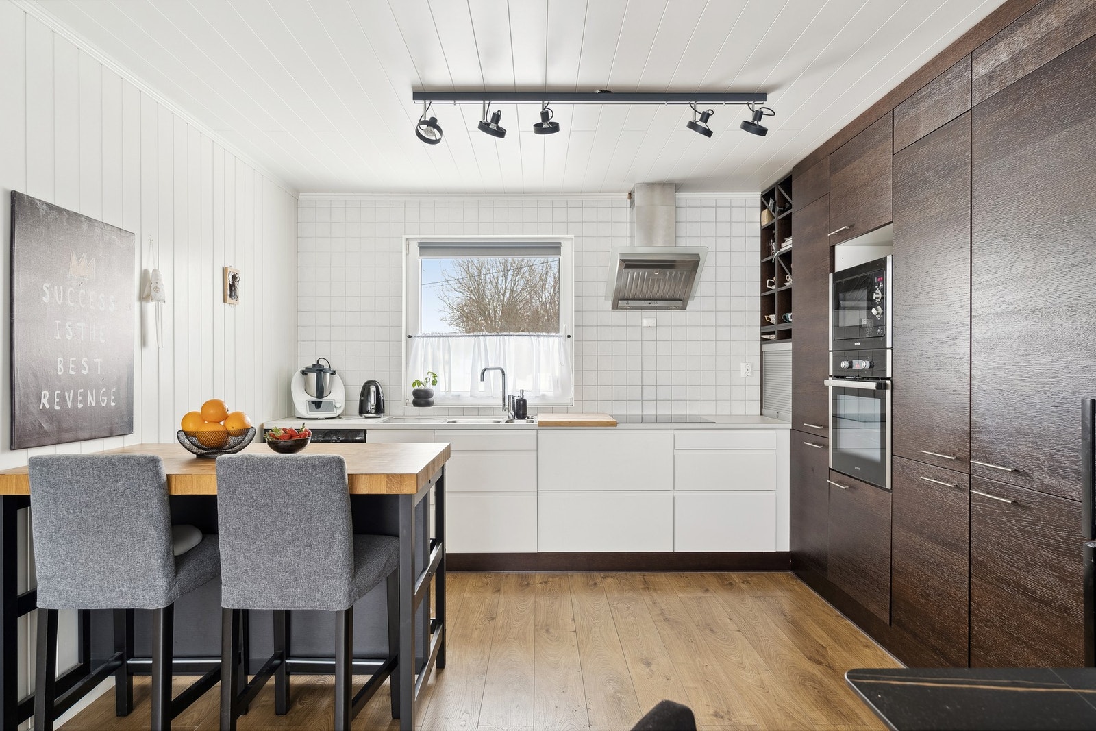 Kjøkkenet har integrerte hvitevarer og rikelig med lagringsplass Galleribilde