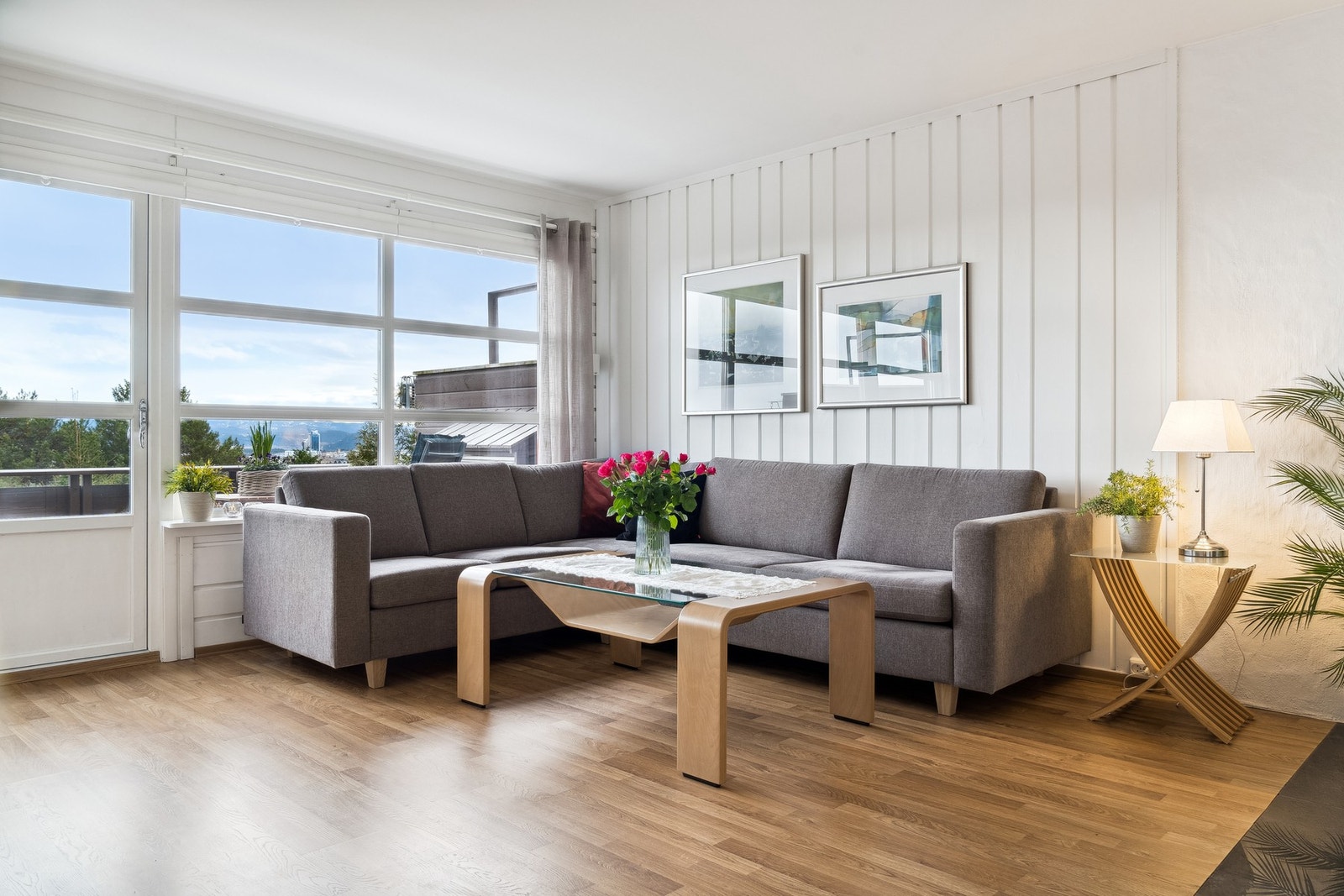 Fra stuen har man direkte utgang til veranda Galleribilde