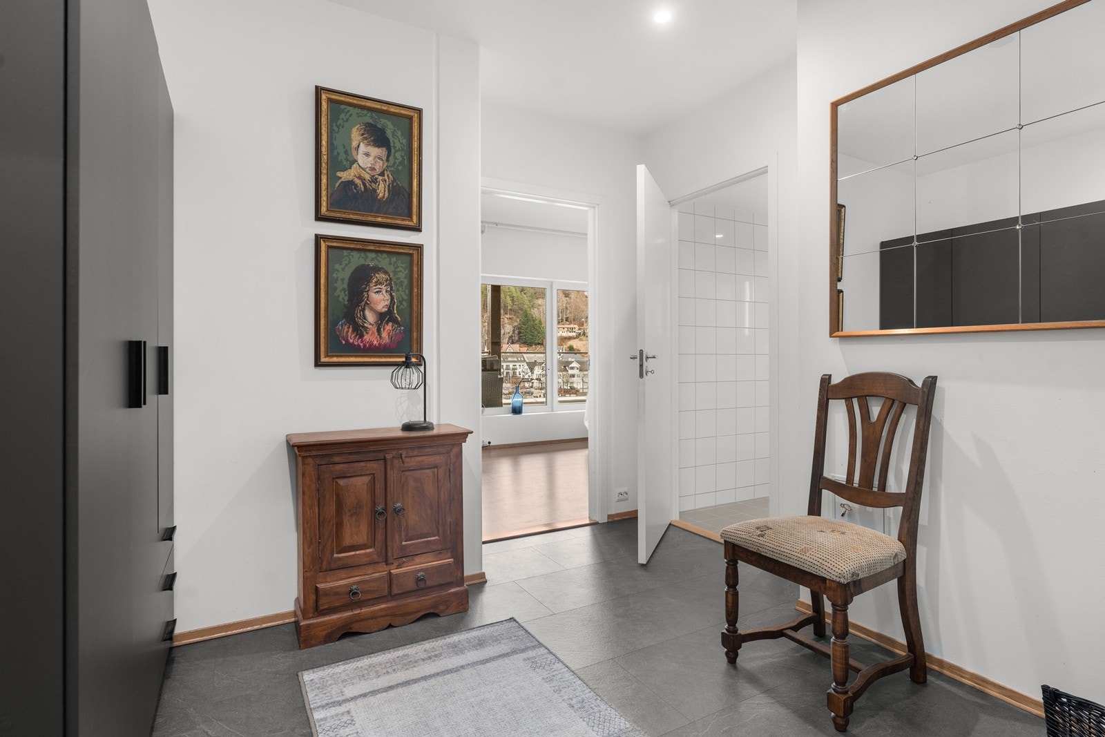 Stor gang med plass for garderobeløsning. Galleribilde