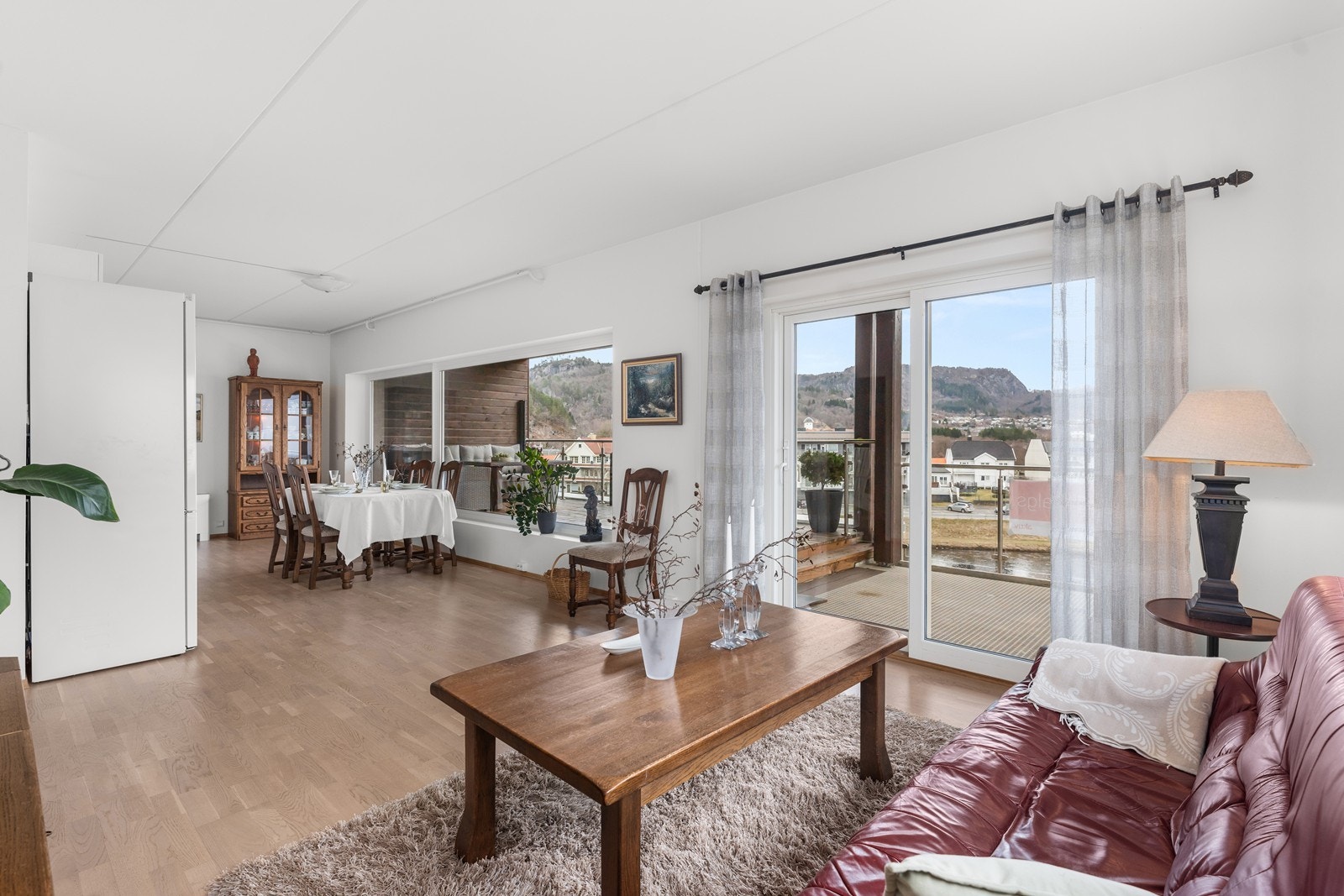 Fra stuen er det utgang til stor, overbygd terrasse. Galleribilde