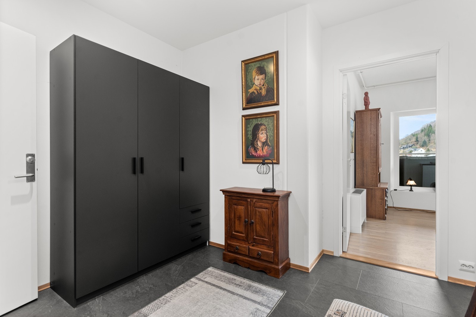 Fra gang mot stue/ kjøkken. Galleribilde