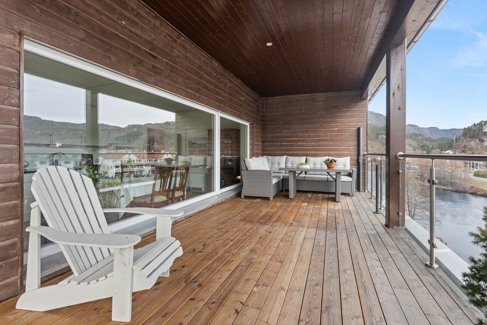 Stor, overbygd terrasse med glassrekkverk. Galleribilde