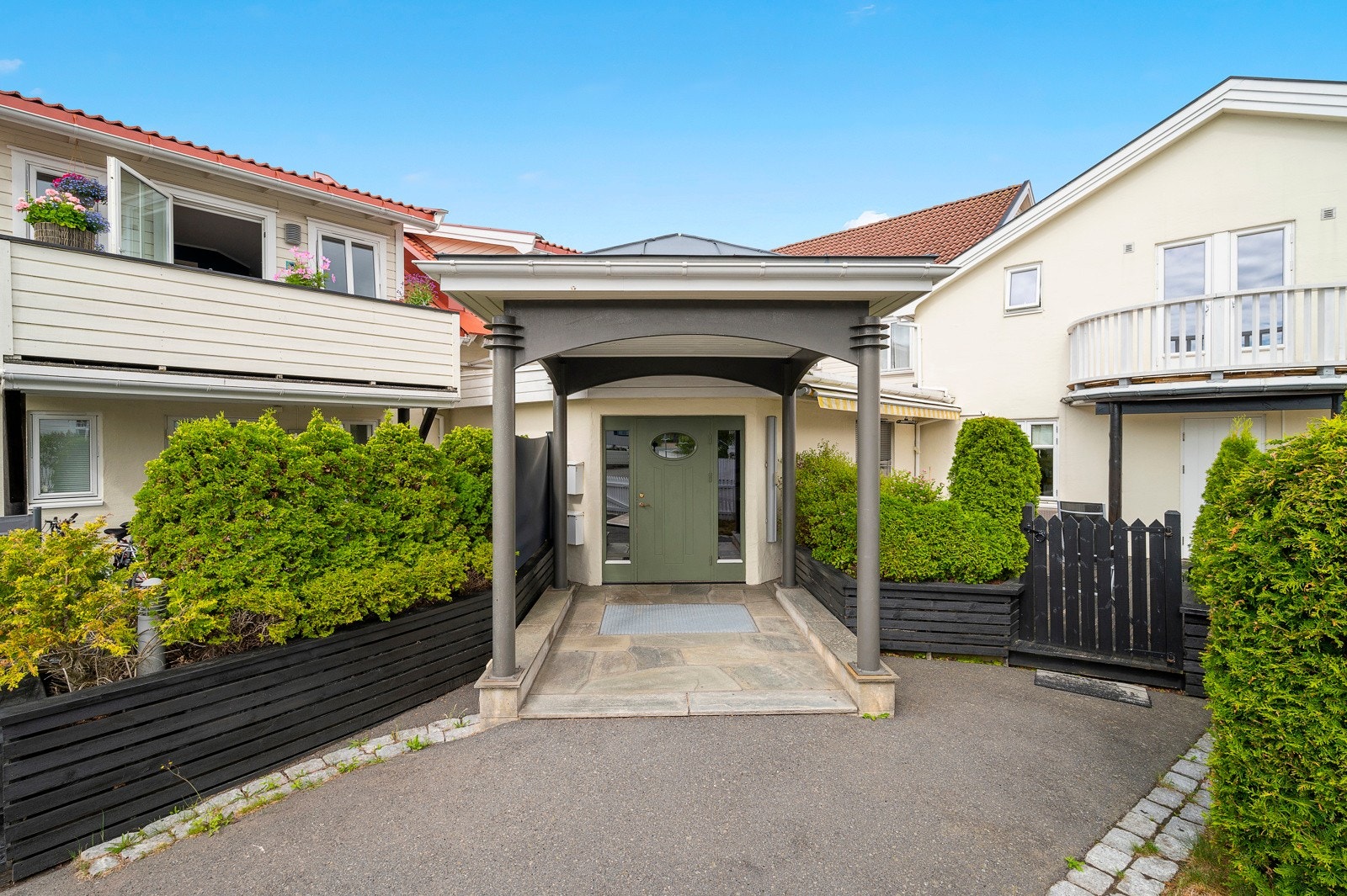 Det tidligere hotellet har svært pent opparbeidet fellesområder, og komplekset består i dag av 37 fritidsboliger og 1 helårsbolig. Galleribilde