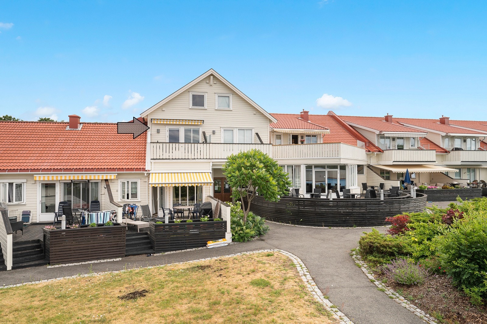 Planløsningen går over to plan, med 2 soverom i 3. etasje, og stue, kjøkken og bad i 2. etasje. Galleribilde