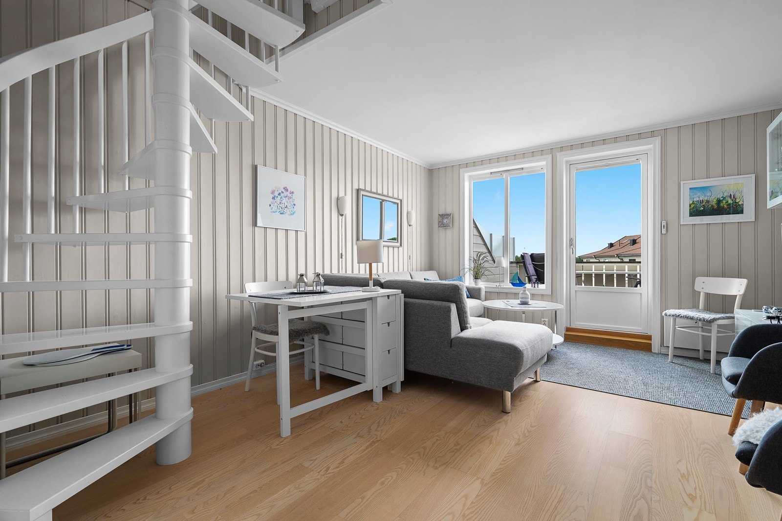 Leiligheten har en praktisk planløsning, og fremstår lys innvendig. Galleribilde