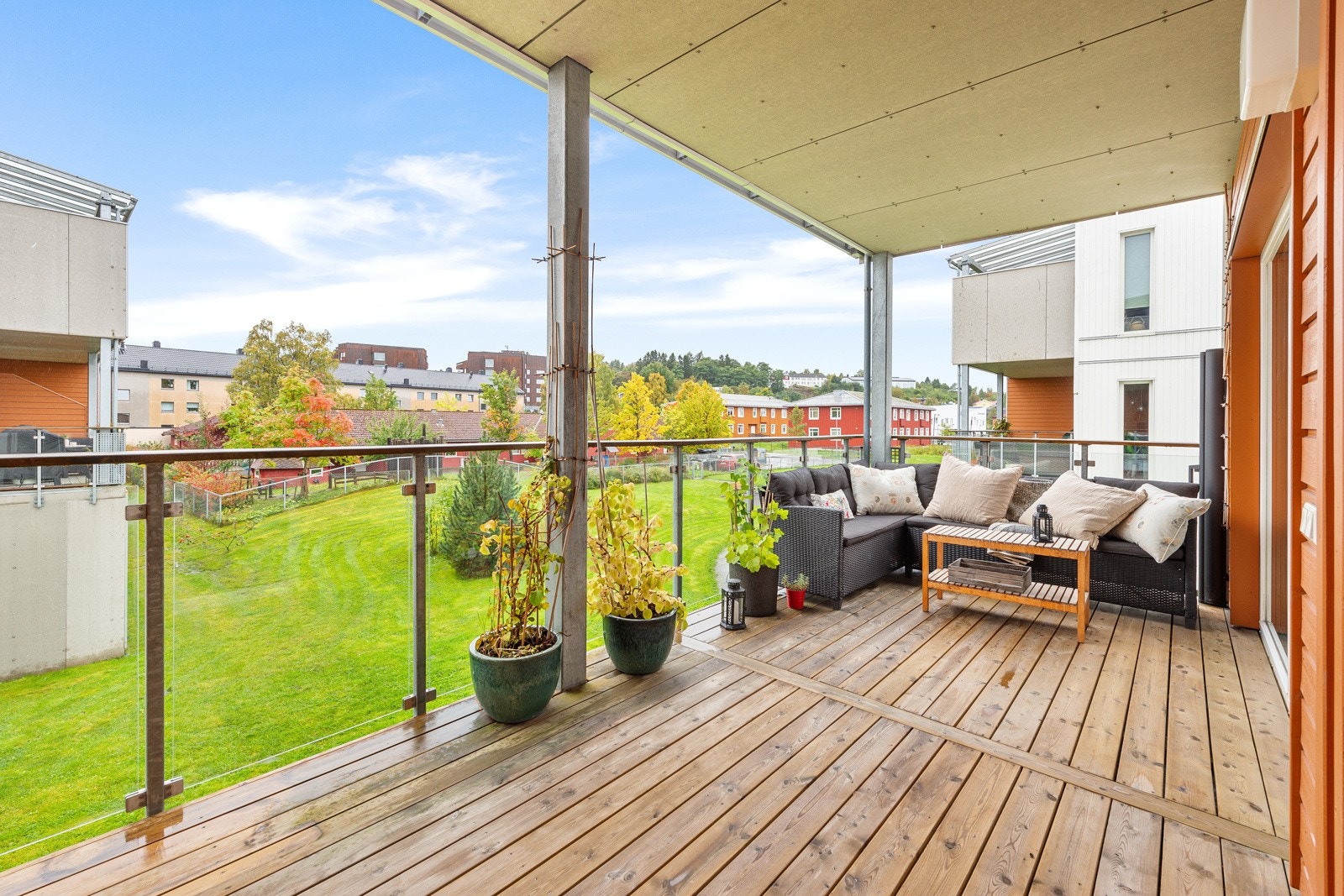 Balkongen er overbygdt, og har god plass til utemøbler. Galleribilde