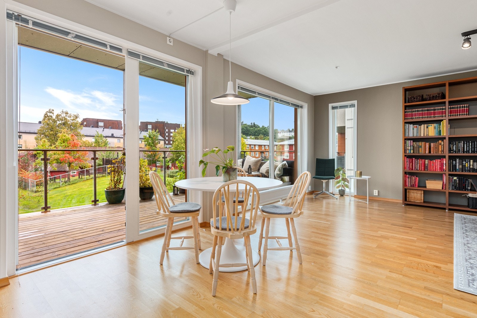 Utsikt ut over sameiets grøntarealer Galleribilde