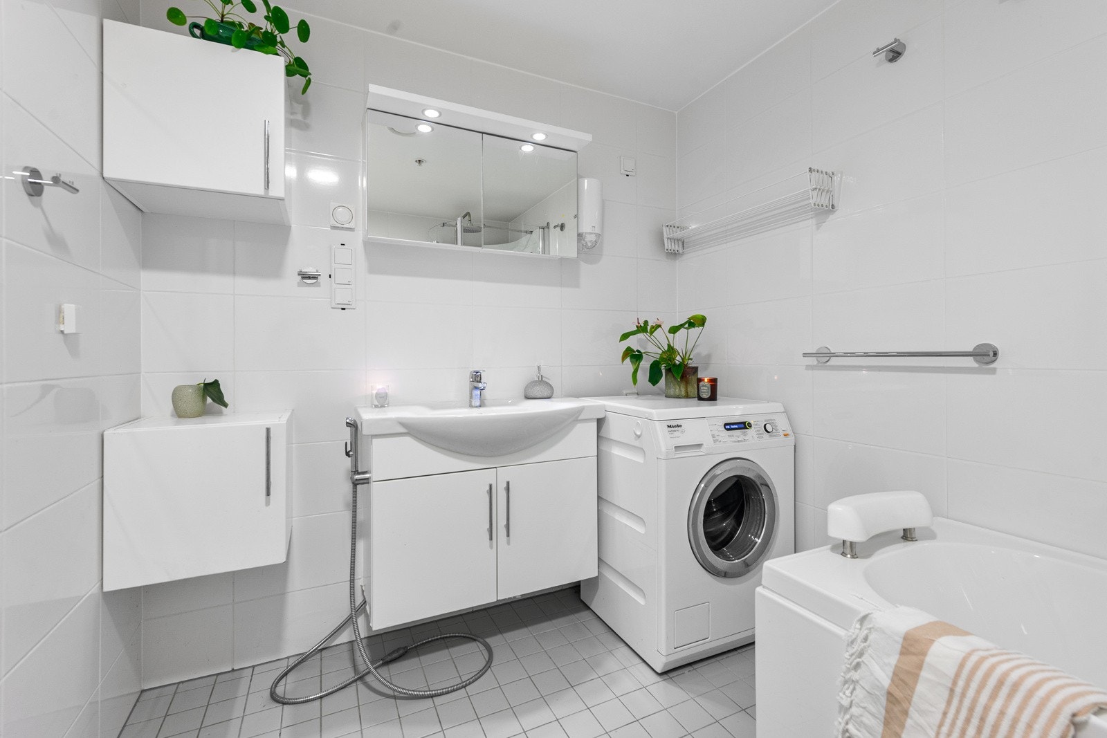 Utstyrt med servant m/lagring, vegghengt wc, dusjkabinett og opplegg for vaskemaskin Galleribilde