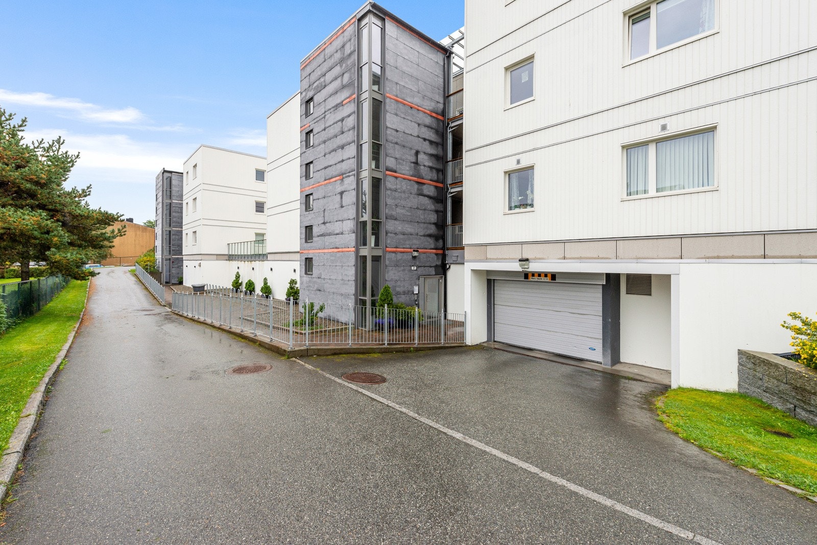 Nedkjøringen til parkeringskjelleren er oppvarmet og holdes derfor isfri hele året gjennom. Galleribilde