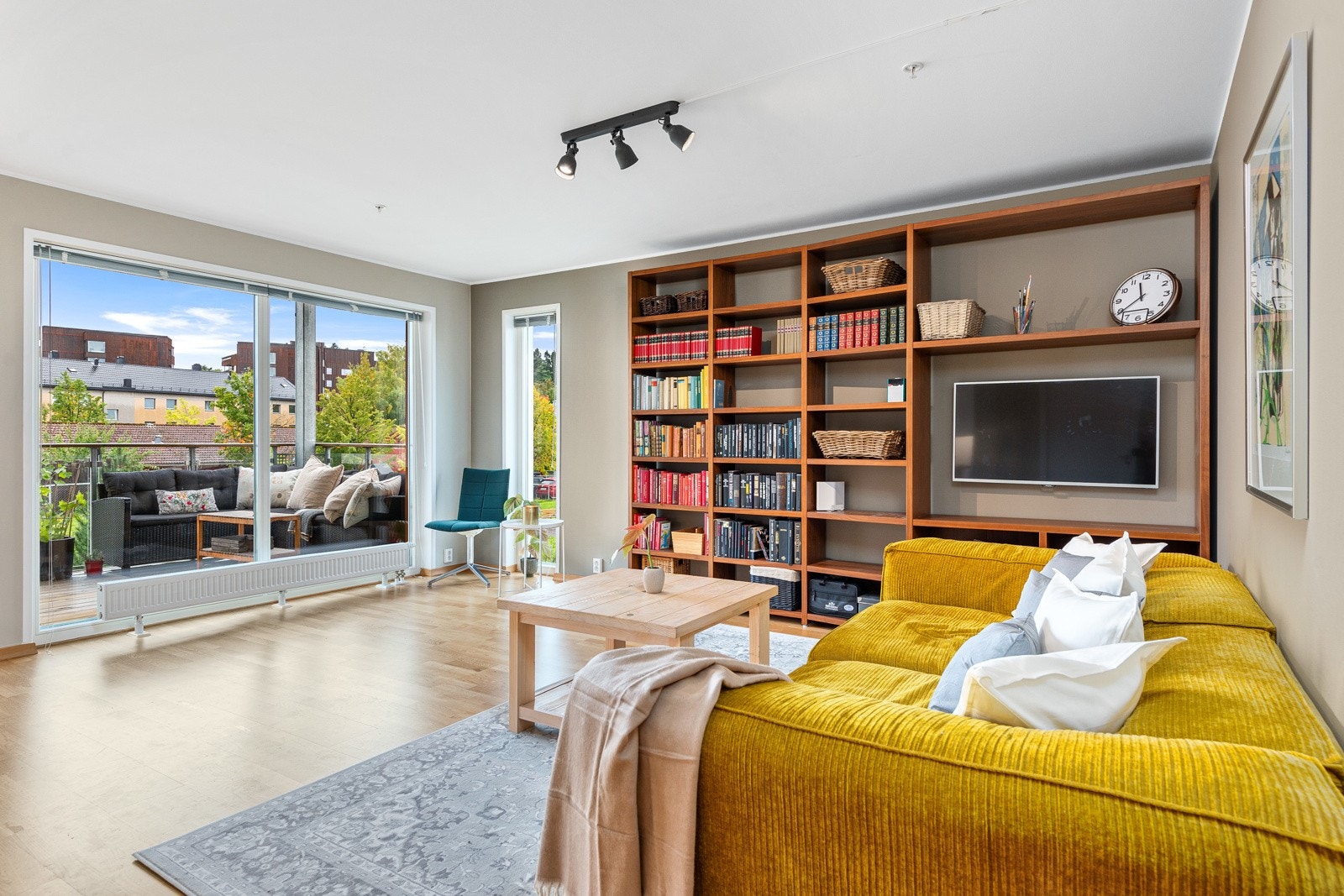 Fra stua kan man se årstidene skifte utenfor. Galleribilde