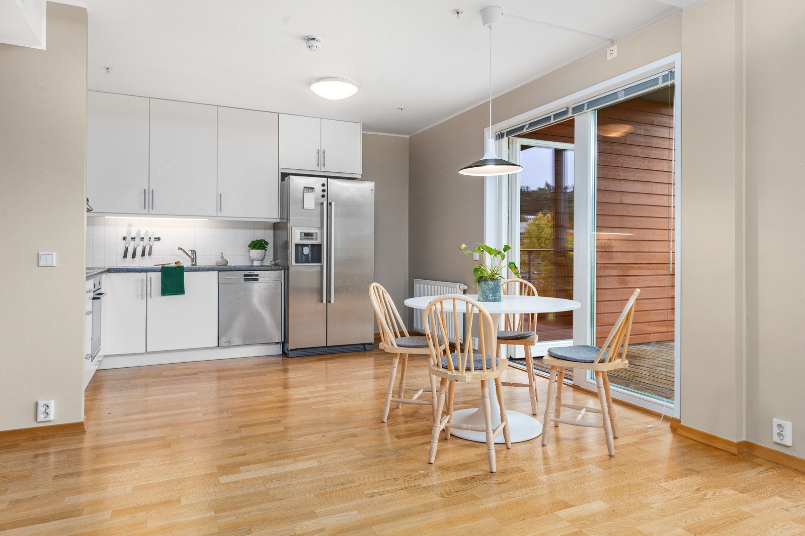 Fra stuen er det utgang til romslig balkong Galleribilde