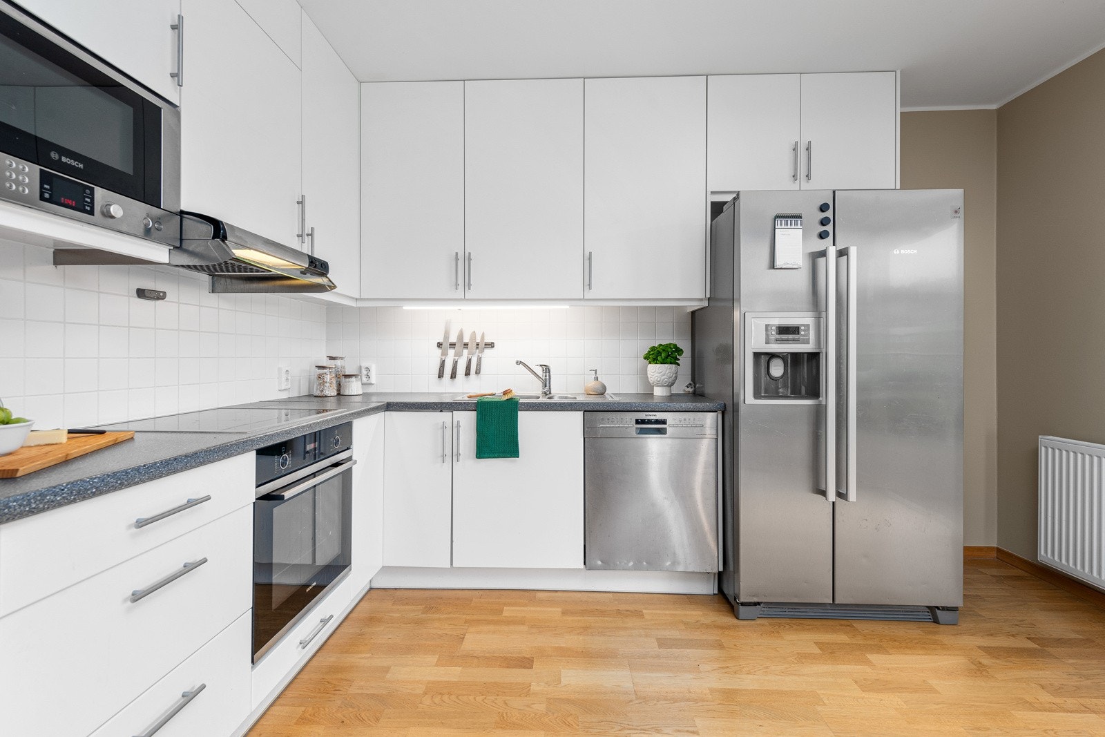 Kjøkken levert av Arles - God med skap- og benkeplass. Galleribilde