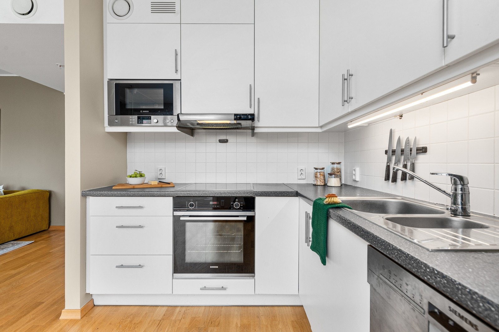 Integrert stekeovn, platetopp og mikrobølgeovn - TG1 fra takstmann Galleribilde